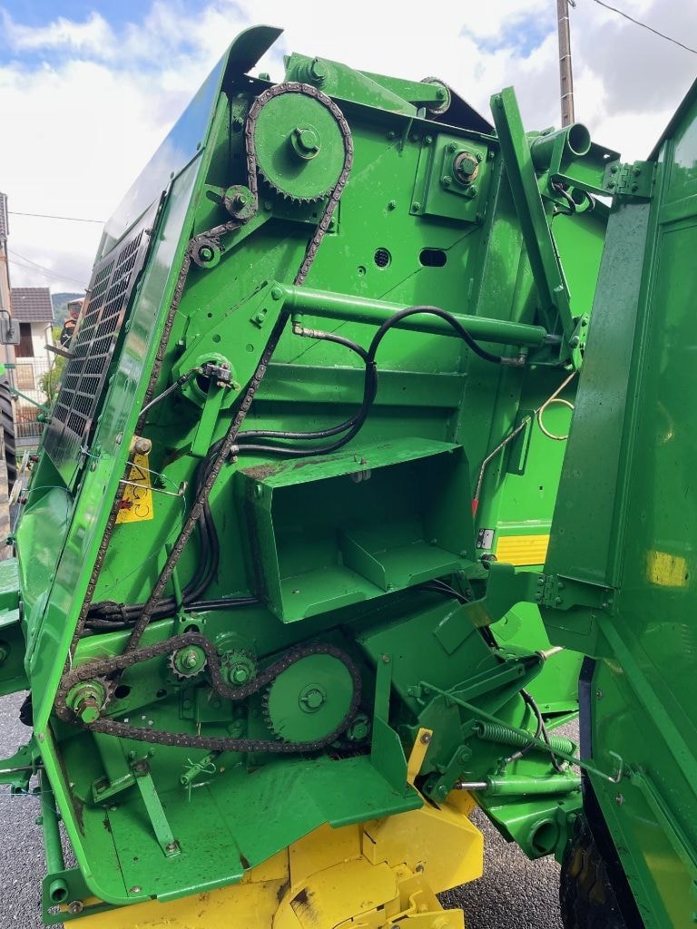Presse balles rondes JOHN DEERE 572 - photo slide 10