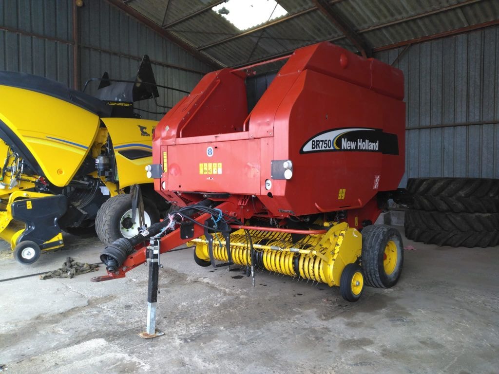 Presse balles rondes NEW HOLLAND BR 750 - photo slide 9