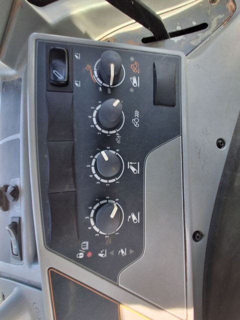 Tracteur VALTRA T144A - photo slide 17