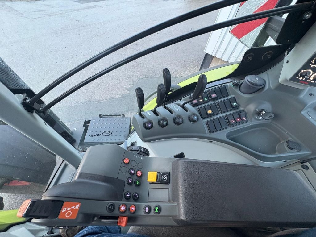 Tracteur CLAAS AXION 800 - photo slide 11