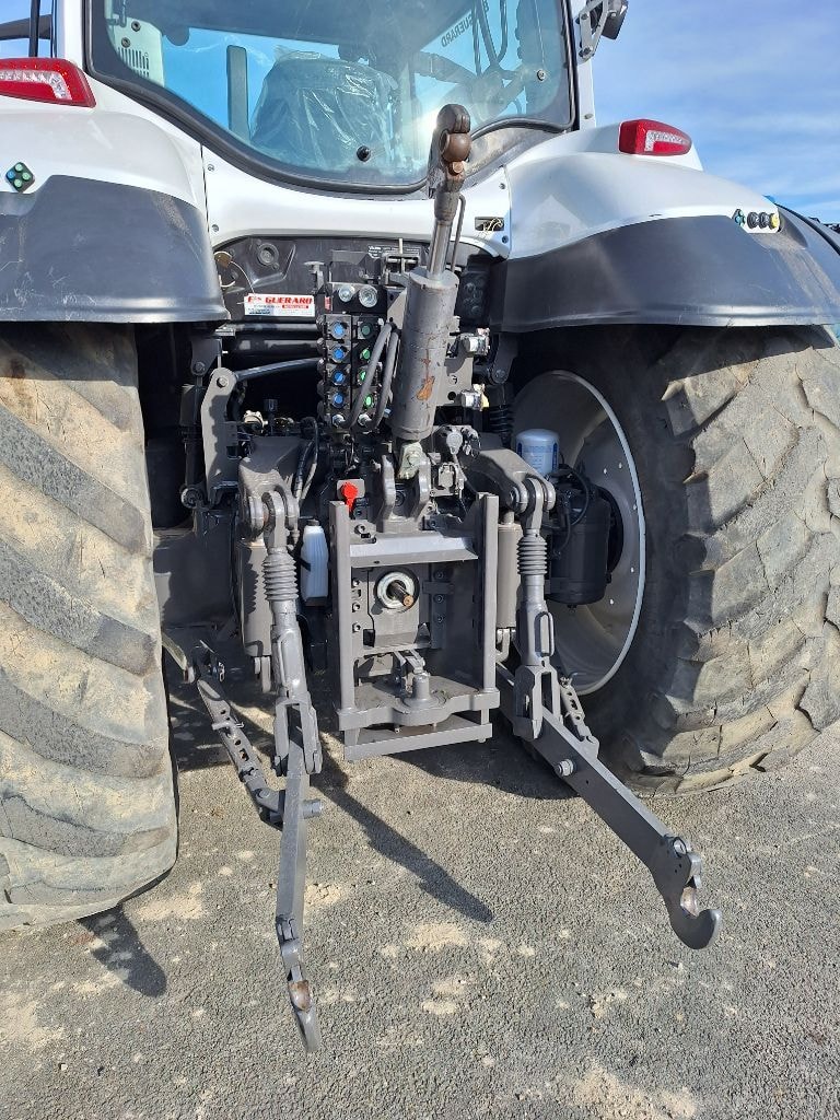 Tracteur VALTRA T214 - photo slide 7