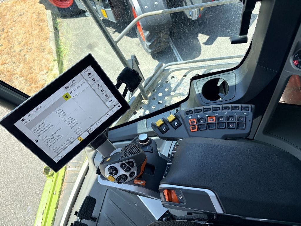 Moissonneuse CLAAS TRION 730 TERRATRAC - photo slide 17