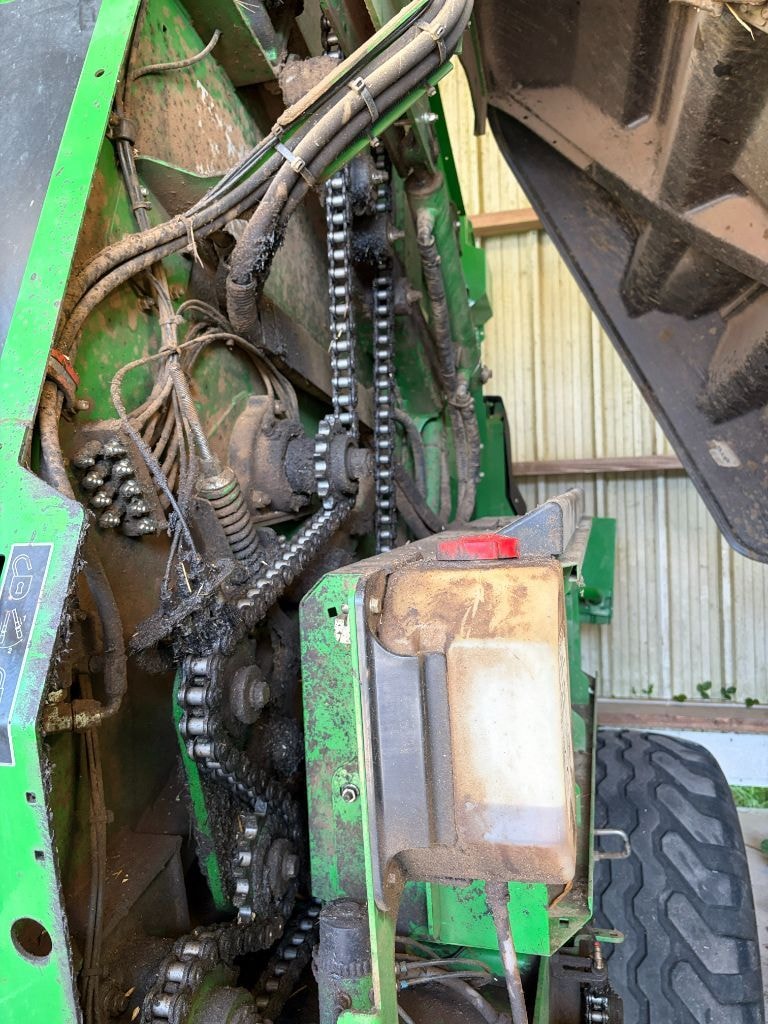 Presse balles rondes JOHN DEERE V461m - photo slide 10