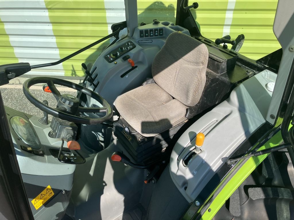 Tracteur fruitier CLAAS NEXOS 230 F  - photo slide 10