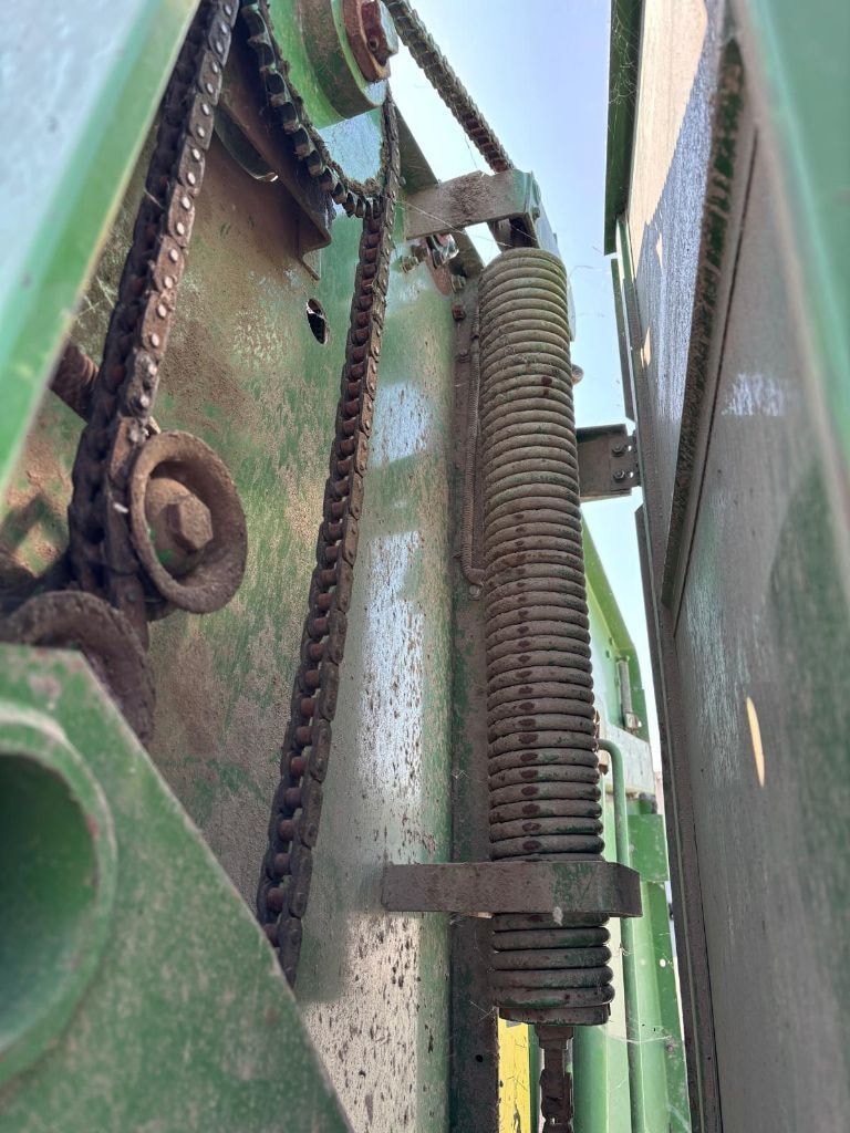 Presse balles rondes JOHN DEERE 550 - photo slide 28