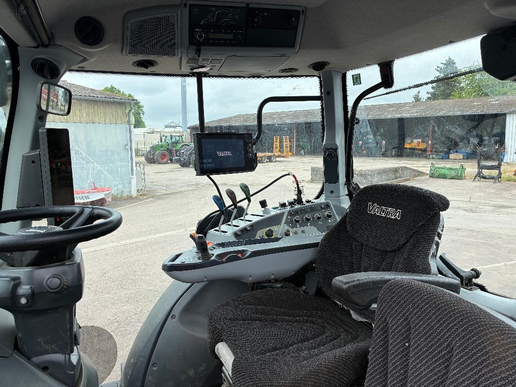 Tracteur VALTRA N 135 A - photo slide 8