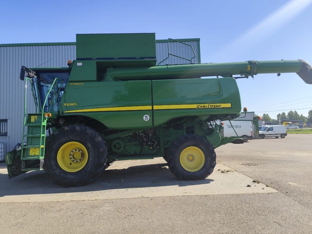 Moissonneuse JOHN DEERE S690 - photo slide 1