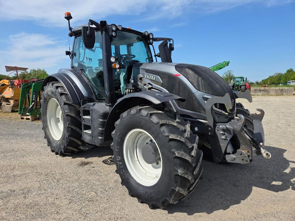 Tracteur chargeur VALTRA T145 ACTIVE - photo slide 10