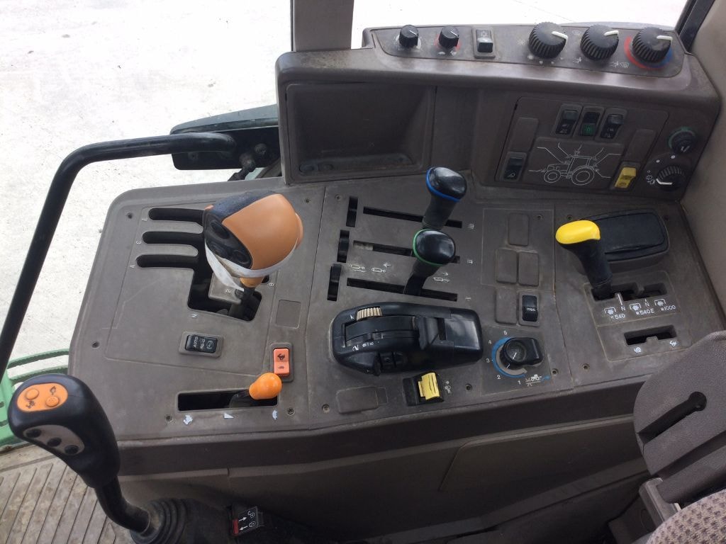 Tracteur chargeur JOHN DEERE 6115M - photo slide 11