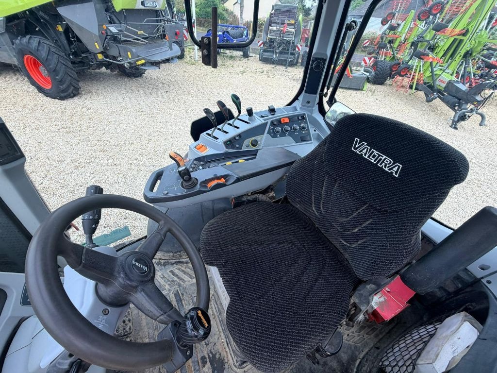Tracteur chargeur VALTRA N 104 - photo slide 5