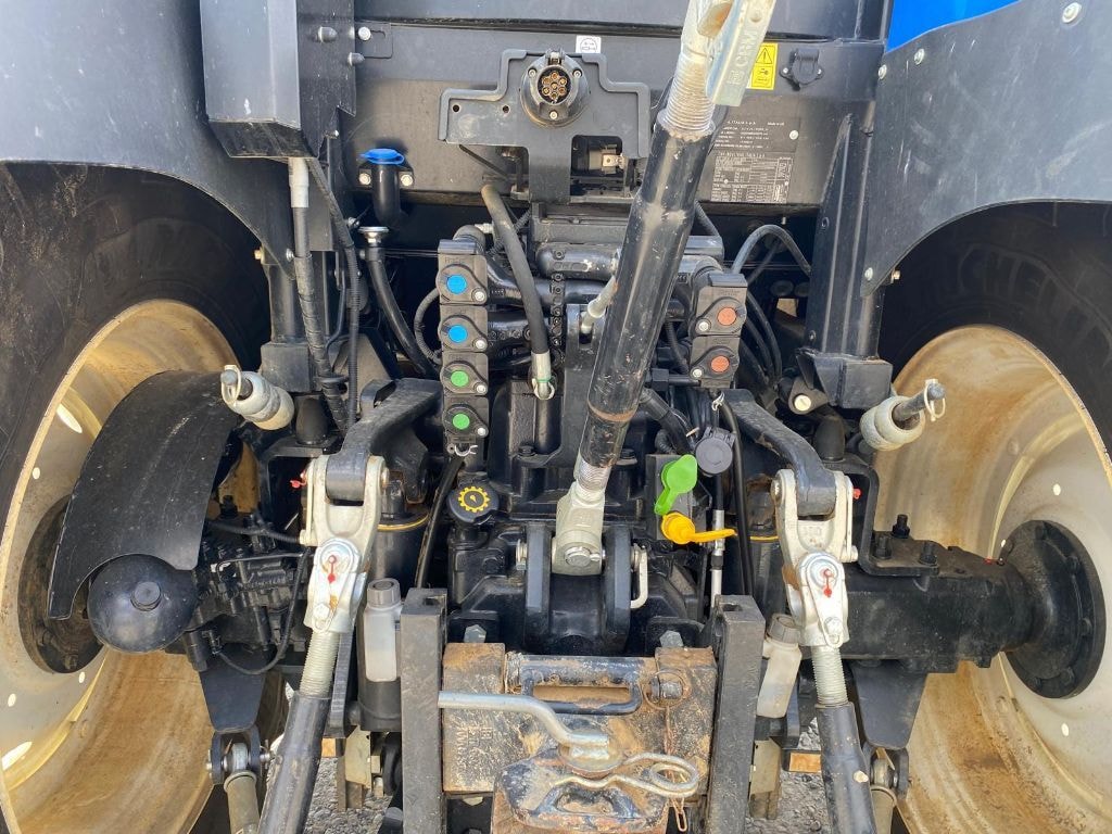 Tracteur NEW HOLLAND T6.145 - photo slide 12