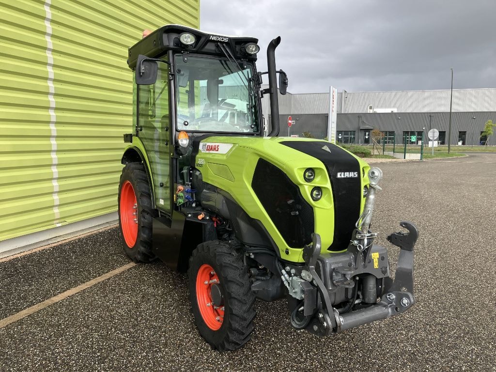 Tracteur etroit CLAAS NEXOS 220 S - photo slide 6