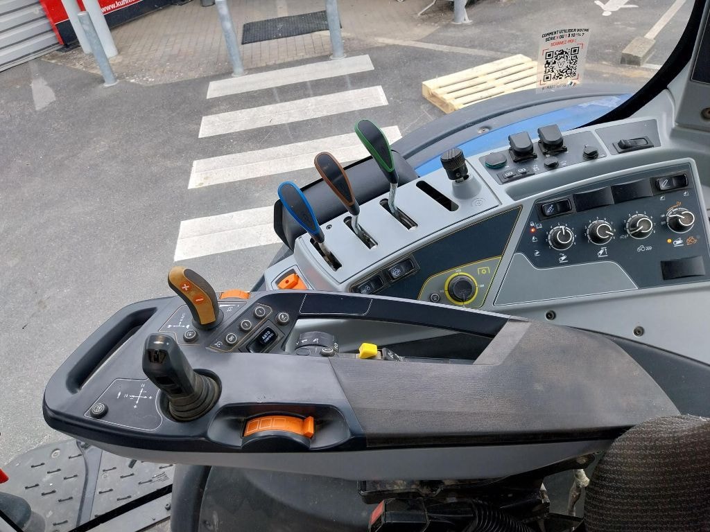 Tracteur chargeur VALTRA N 135 - photo slide 9