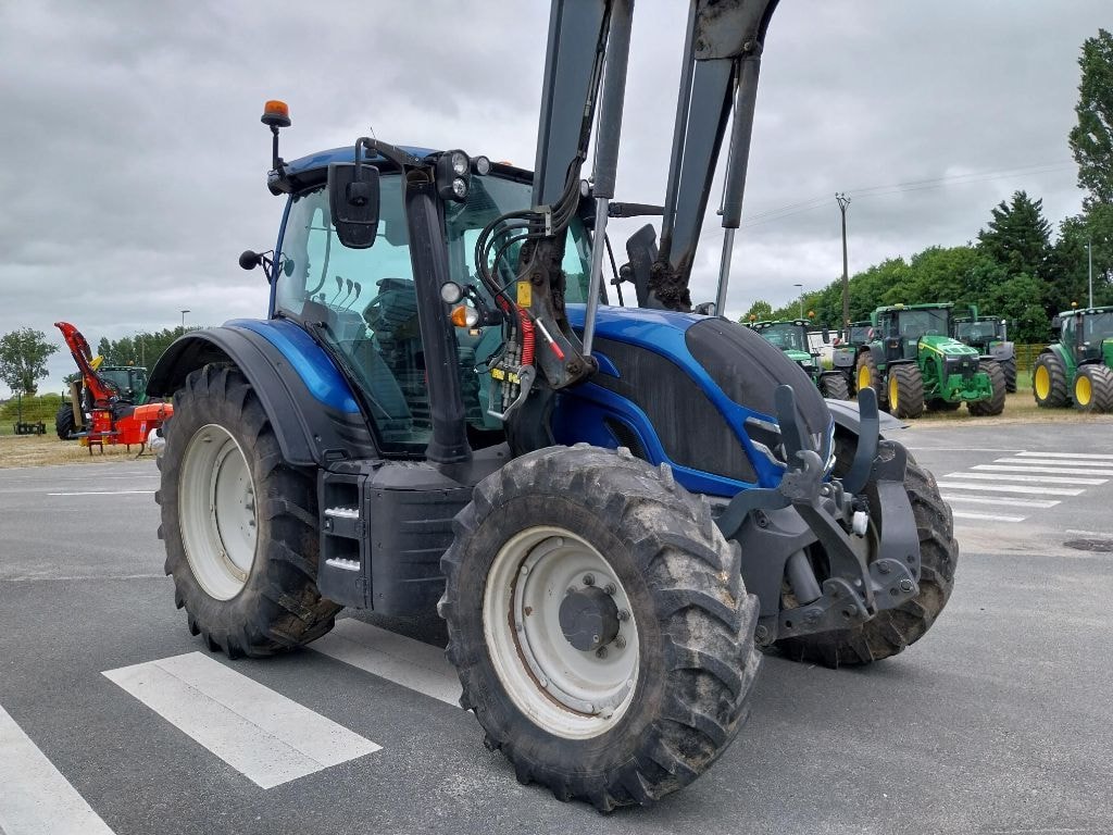 Tracteur chargeur VALTRA N 135 - photo slide 6