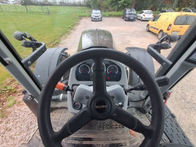 Tracteur VALTRA T174 - photo slide 23