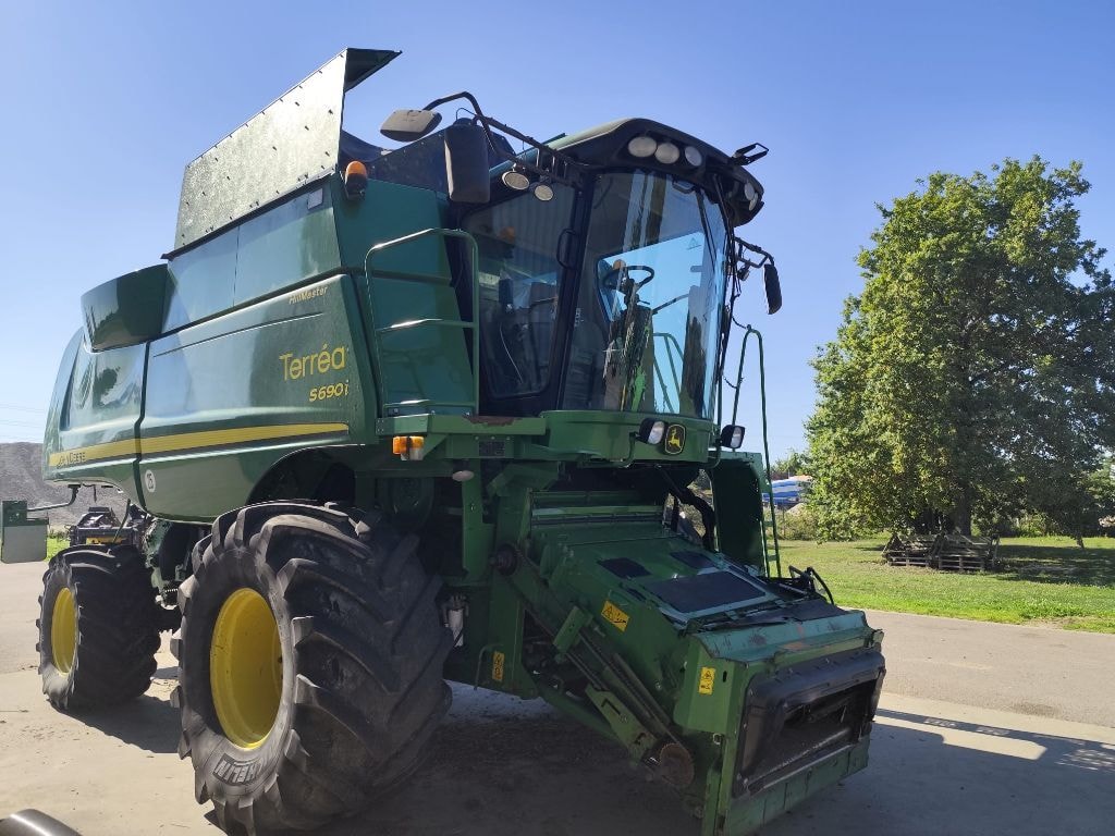 Moissonneuse JOHN DEERE S690 - photo slide 3