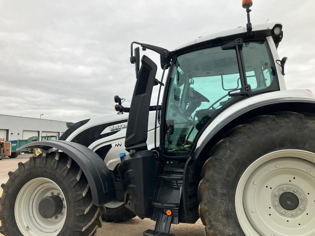 Tracteur VALTRA T 215 A - photo slide 10