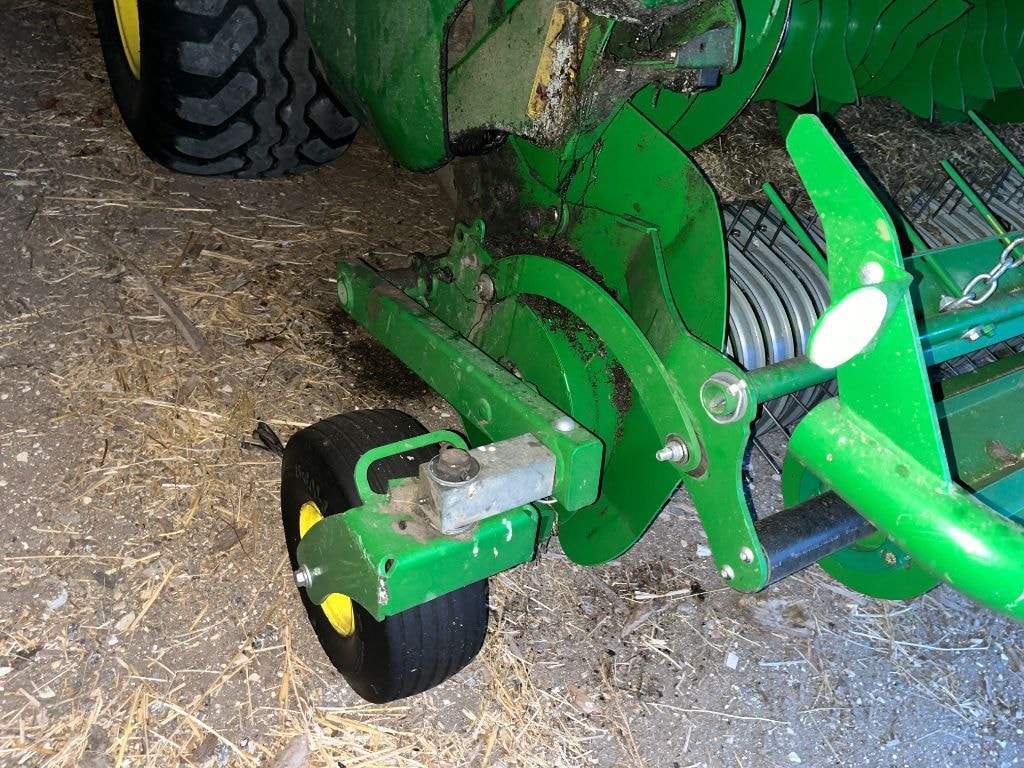 Presse balles rondes JOHN DEERE V451M - photo slide 7