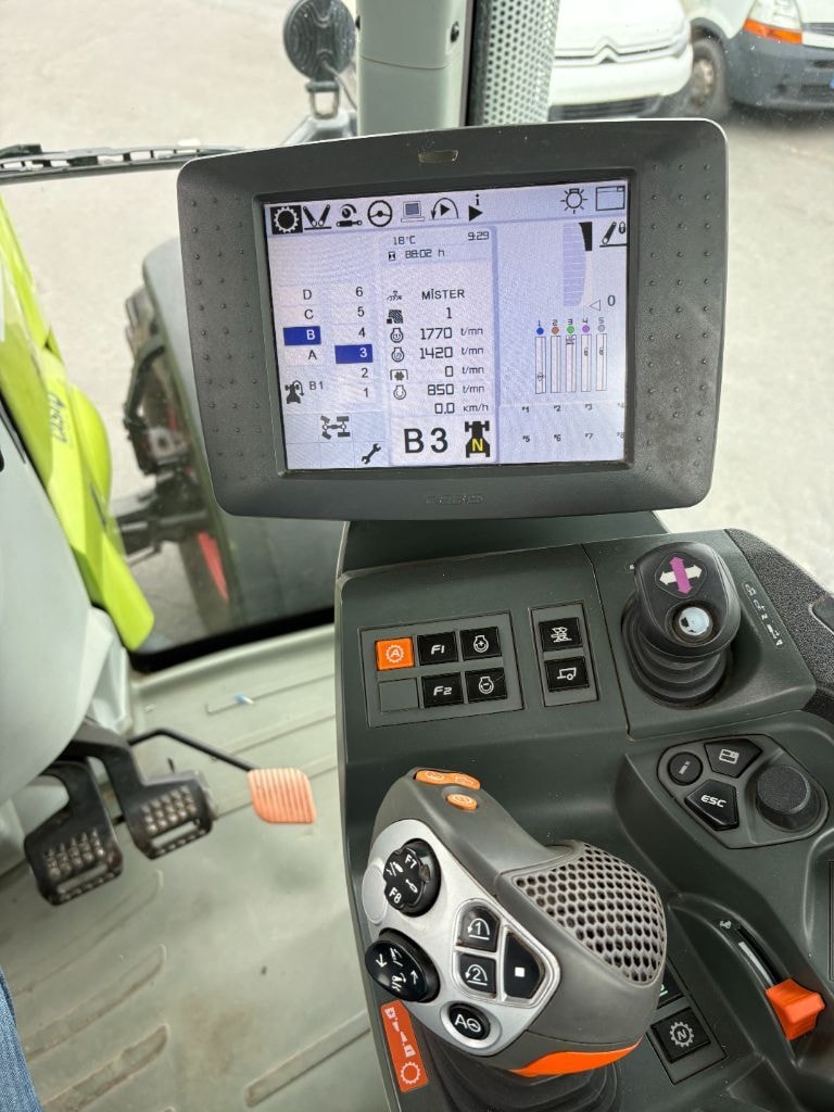 Tracteur CLAAS AXION 810 - photo slide 21