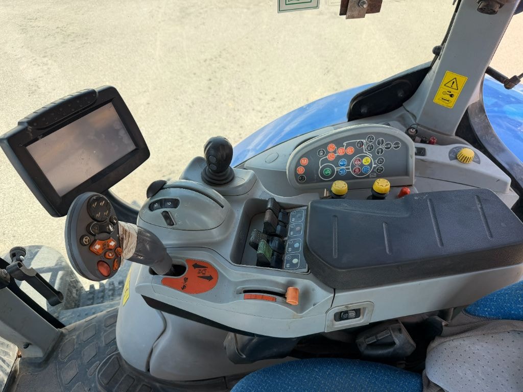 Tracteur NEW HOLLAND T7.235 AC       - photo slide 16