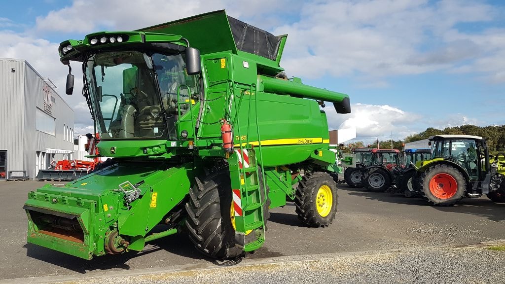 Moissonneuse JOHN DEERE T660 HM 4RM - photo slide 1