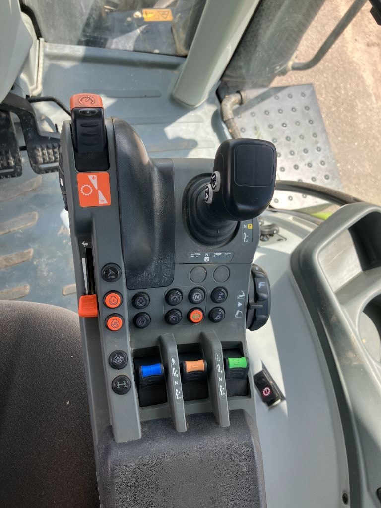 Tracteur CLAAS ARION 610 CIS+ - photo slide 10
