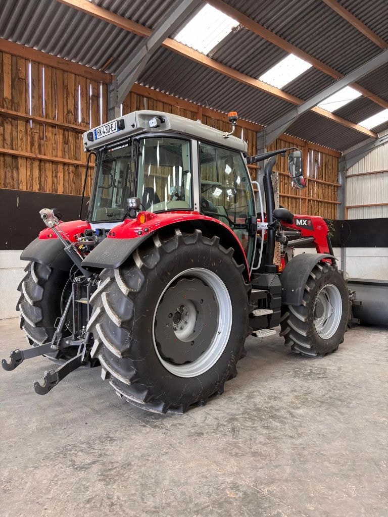 Tracteur MASSEY FERGUSON 5S.145 - photo slide 3