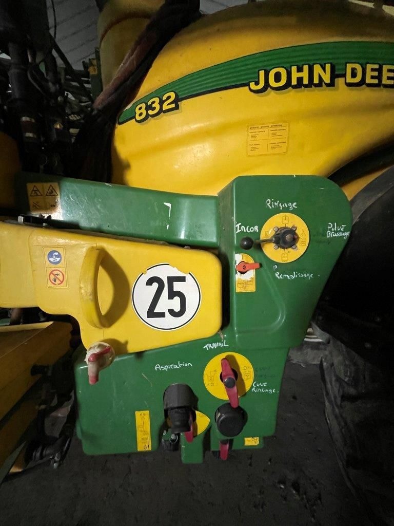 Pulverisateur JOHN DEERE 832 - photo slide 9
