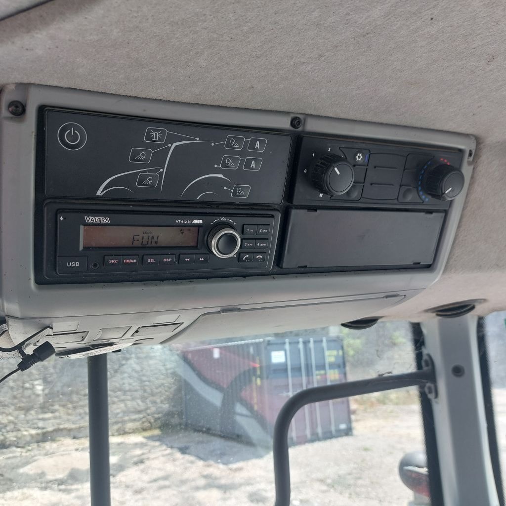 Tracteur chargeur VALTRA N135 - photo slide 11