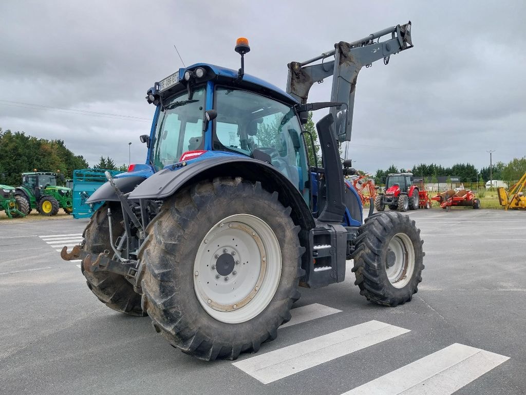 Tracteur chargeur VALTRA N 135 - photo slide 4