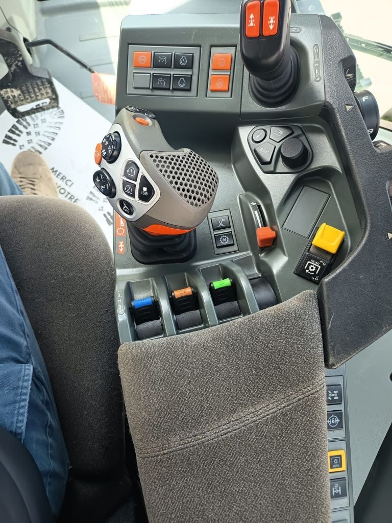 Tracteur CLAAS AXION 830 CMATIC - photo slide 10