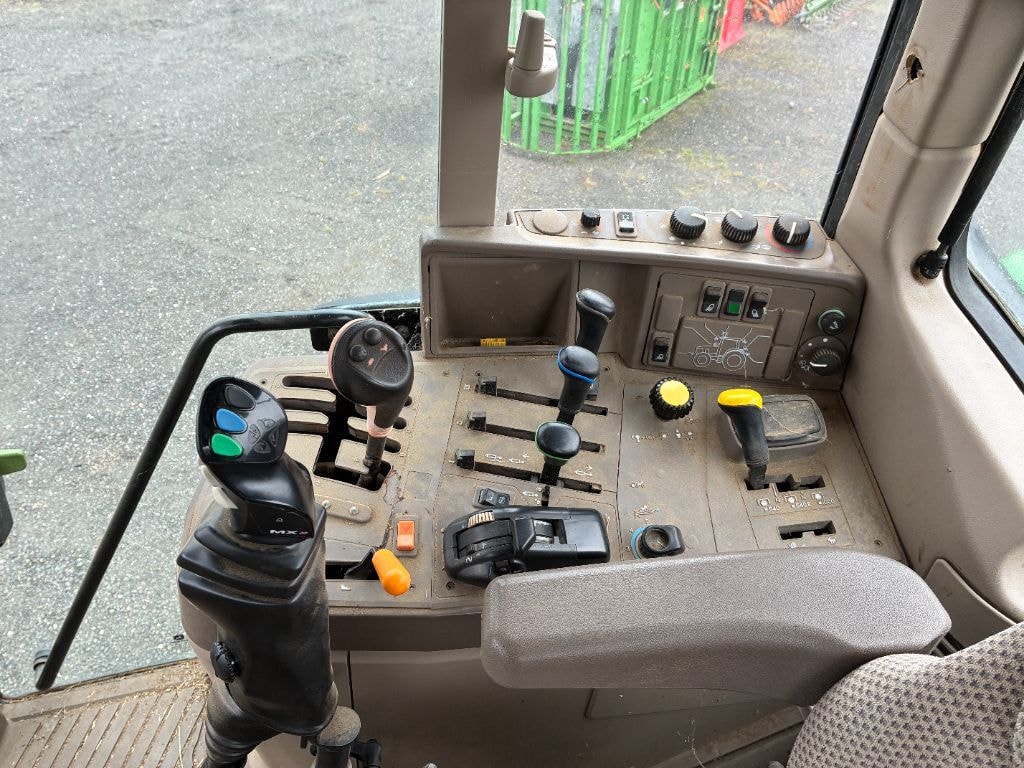 Tracteur chargeur JOHN DEERE 6330 STD - photo slide 9