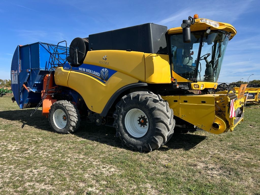 Moissonneuse NEW HOLLAND CR 9070 - photo slide 1