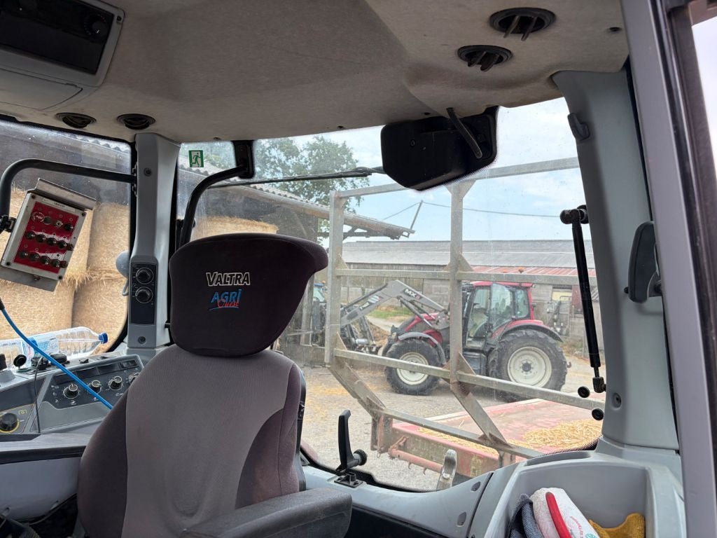 Tracteur VALTRA T175eA - photo slide 6