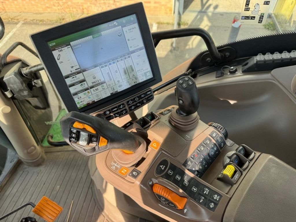 Tracteur JOHN DEERE 6250R - photo slide 9