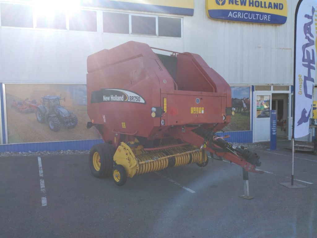 Presse balles rondes NEW HOLLAND BR 750 - photo slide 1