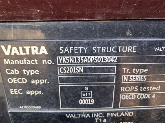 Tracteur chargeur VALTRA N 135A - photo slide 15