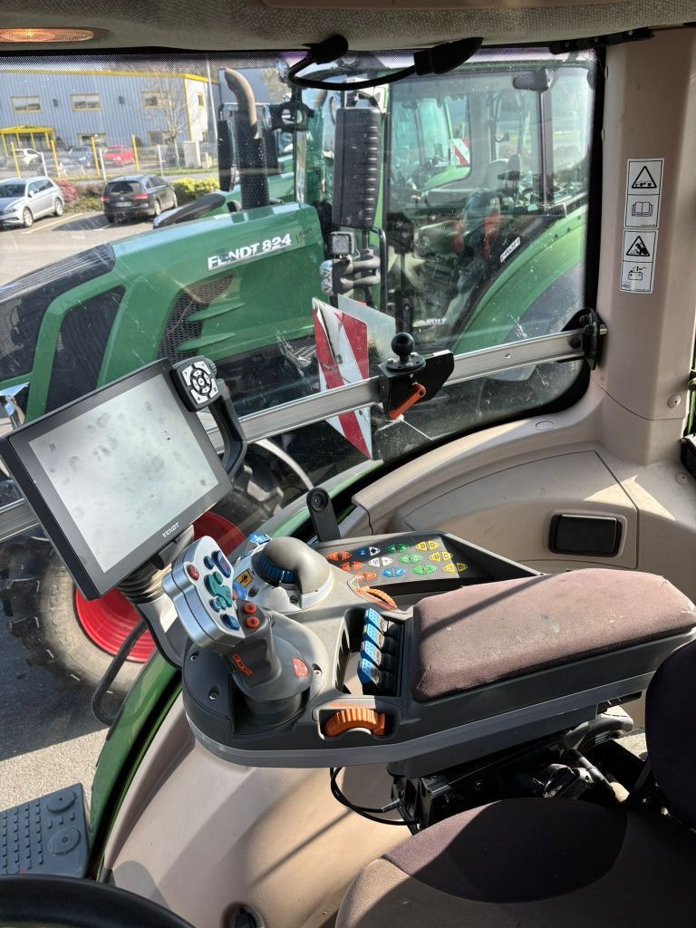 Tracteur FENDT 824 VARIO PROFI + - photo slide 11