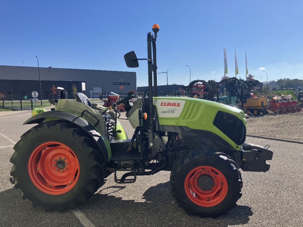 Tracteur fruitier CLAAS NEXOS 230 F - photo slide 5