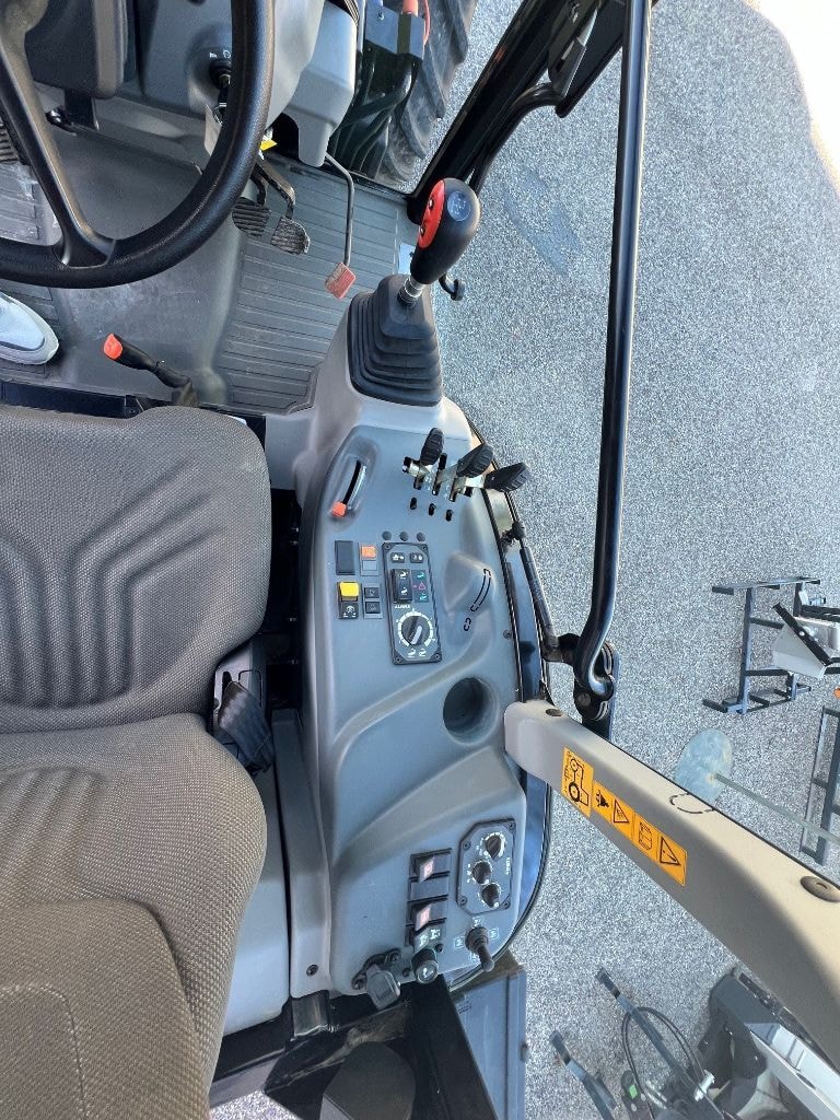 Tracteur CLAAS Nexos 240  L - photo slide 8