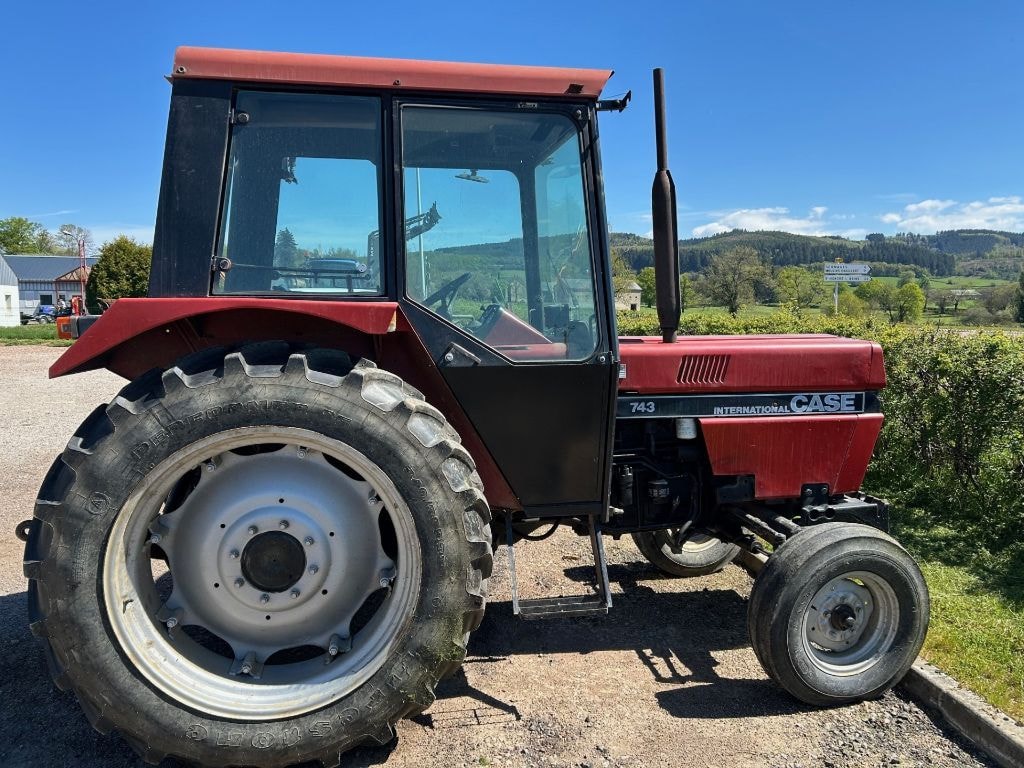 Tracteur CASE IH 743 - photo slide 1