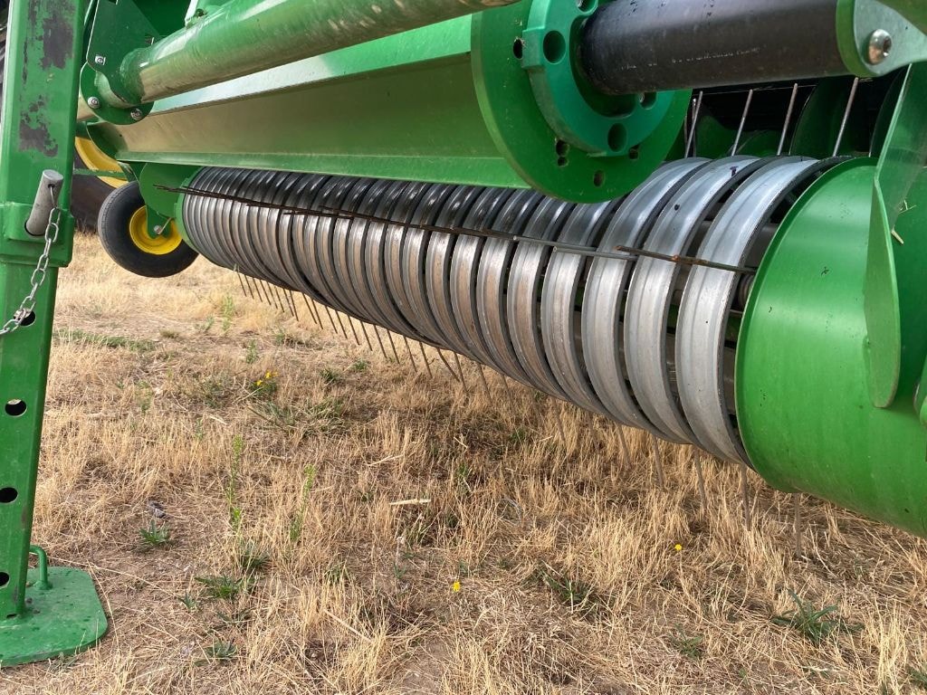 Presse balles rondes JOHN DEERE V451m  - photo slide 13