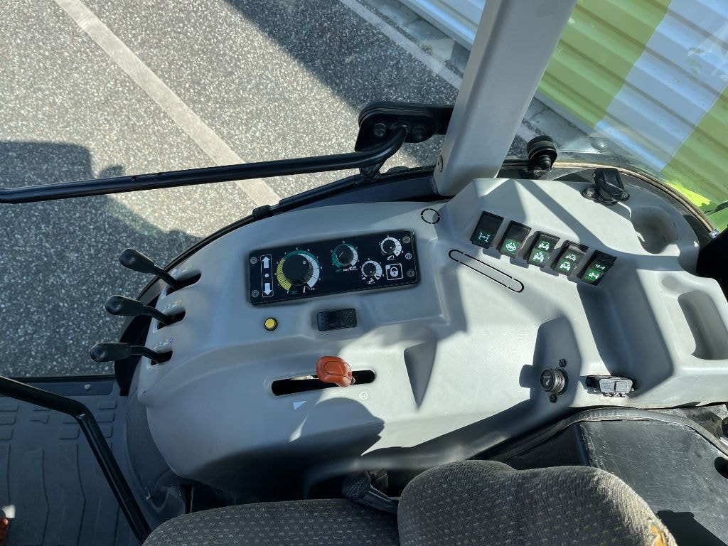 Tracteur fruitier CLAAS NEXOS 230 F  - photo slide 9