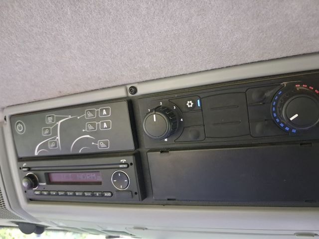 Tracteur VALTRA T215 - photo slide 17