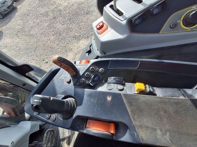 Tracteur chargeur VALTRA N 135A - photo slide 19