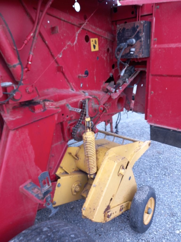 Presse balles rondes NEW HOLLAND 650 - photo slide 9