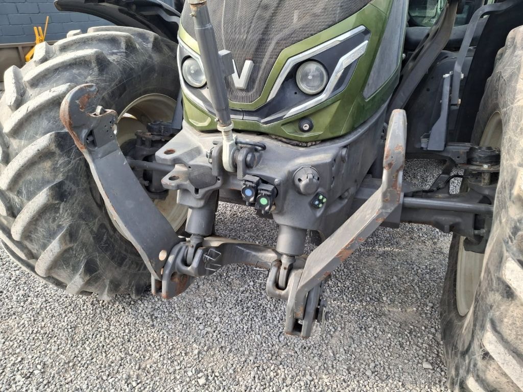 Tracteur VALTRA G135 - photo slide 13