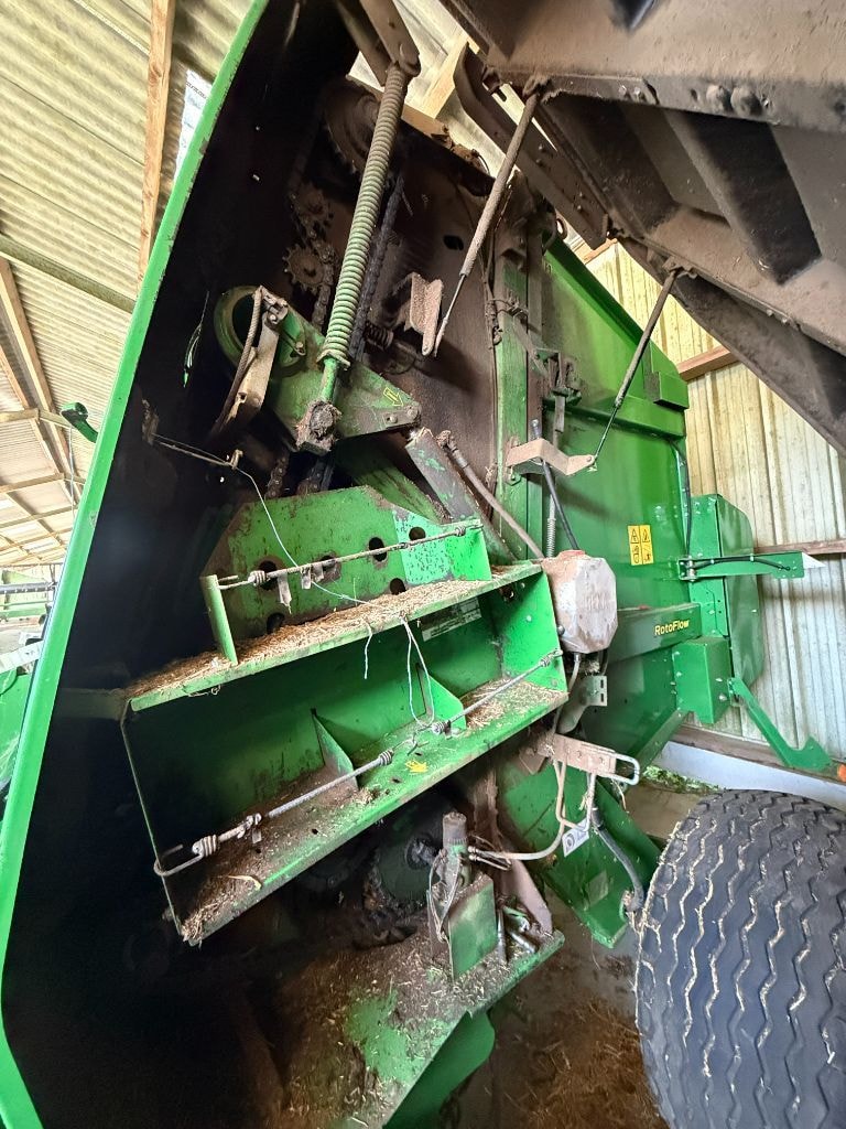Presse balles rondes JOHN DEERE 864 - photo slide 10