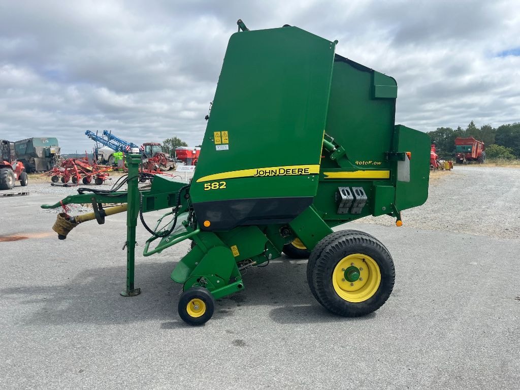 Presse balles rondes JOHN DEERE 582 - photo slide 14