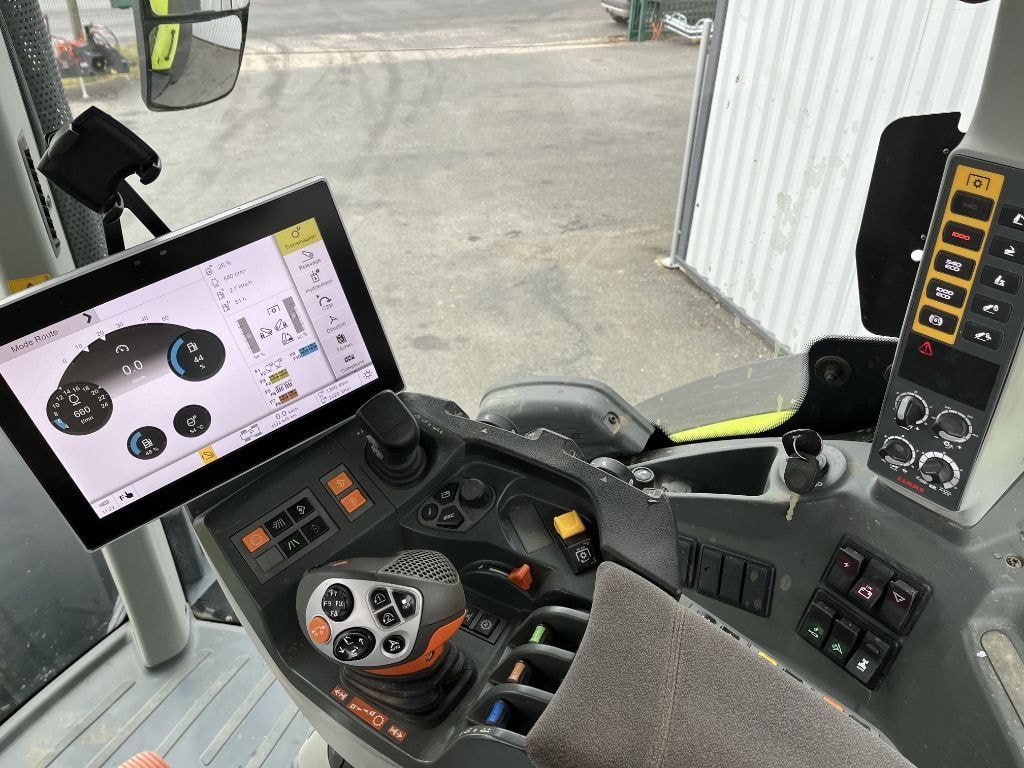Tracteur CLAAS AXION 850 CEBIS  - photo slide 9
